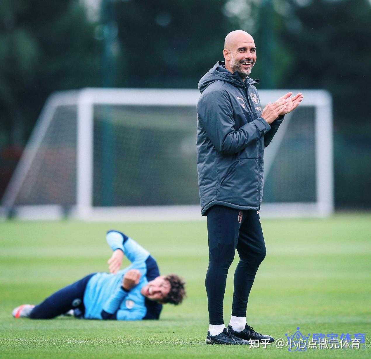 埃因霍温训练开放日，窗口期刷新队史纪录引欢呼，英超在即，资深球员宣示担当的简单介绍