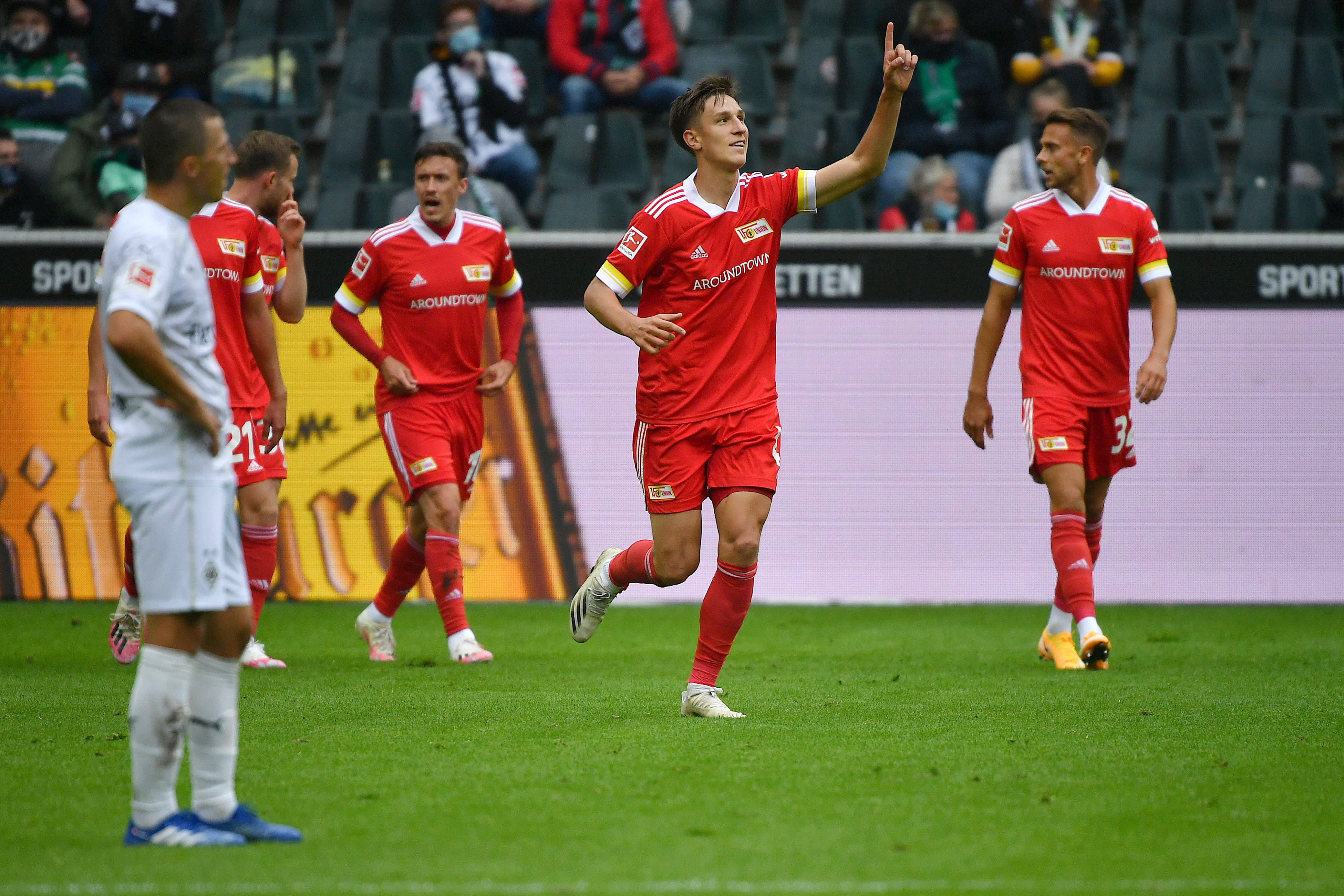 开云官网-门兴格拉德巴赫发布备战花絮，转会期临场应变，欧冠任务艰巨，纪律约束更严格的简单介绍