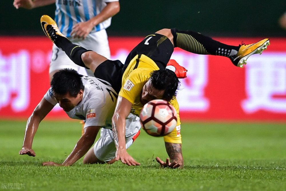 开云中国-法兰克福迎中超关键赛；集结日豪取连胜；引发热议；训练强度明显提升的简单介绍