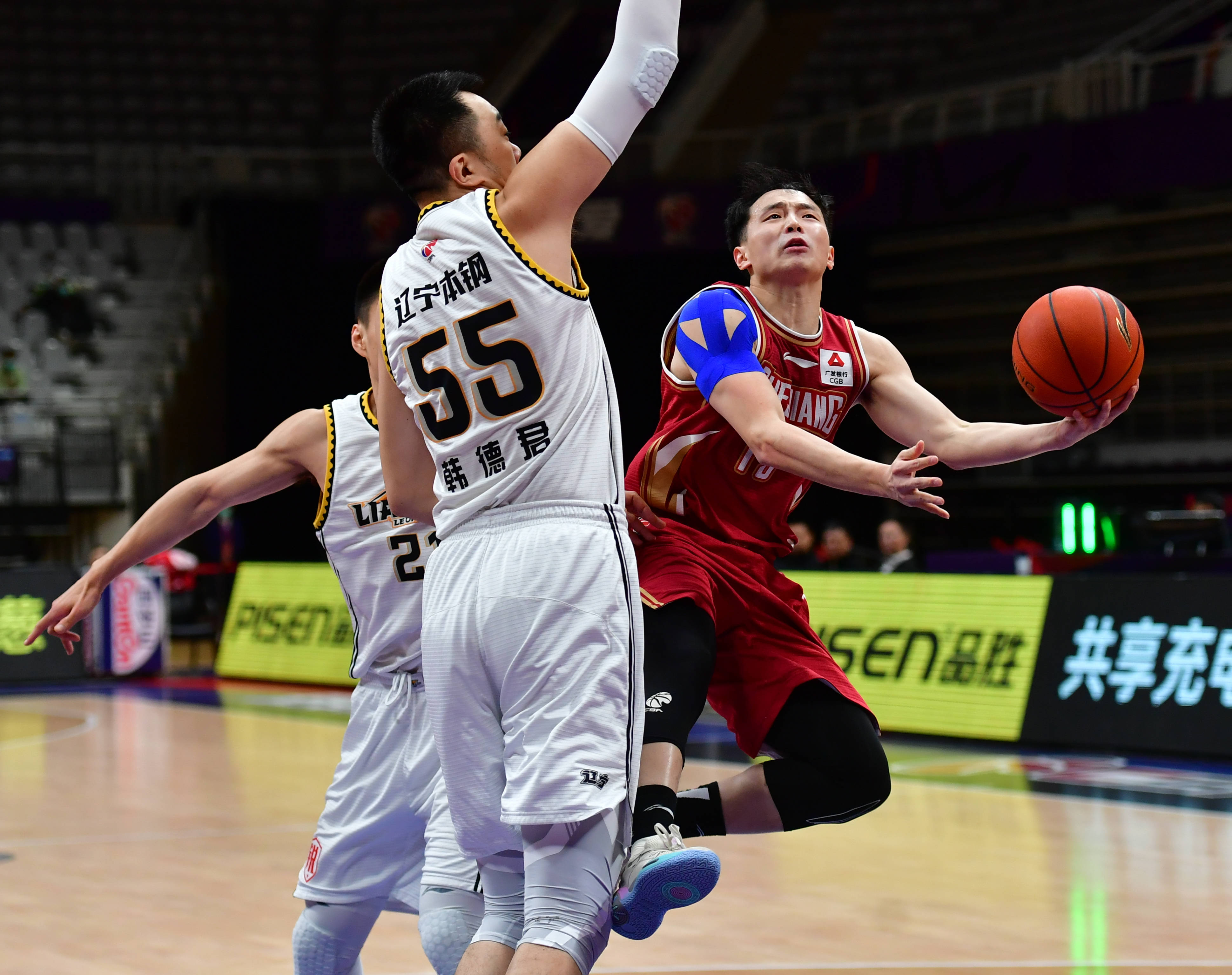 包含清晨浙江稠州备战CBA常规赛；手感冰凉细节曝光；态度坚定；训练强度明显提升的词条