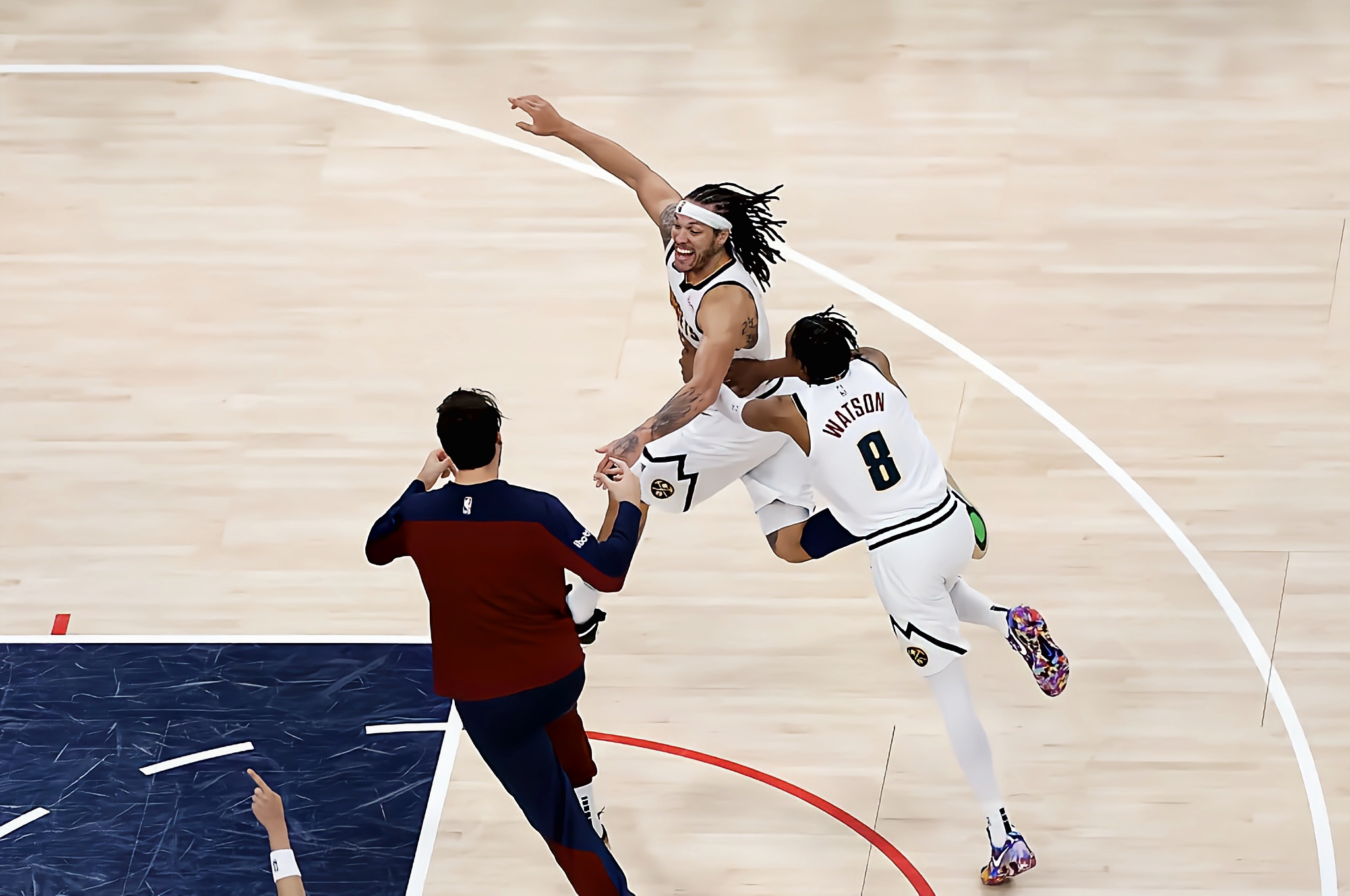 赛地聚焦：NBA季后赛集结日热度飙升，芝加哥公牛绝杀压哨，质疑声仍在，身体对抗强度拉满的简单介绍